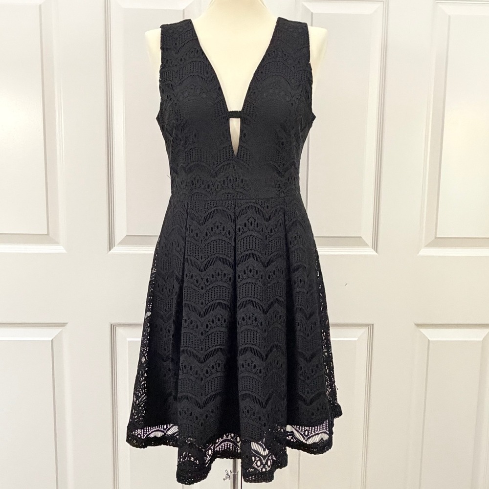 She + Sky Black Lace V-Neck Sleeveless Pleated A-Line LBD Mini Dress Women Large